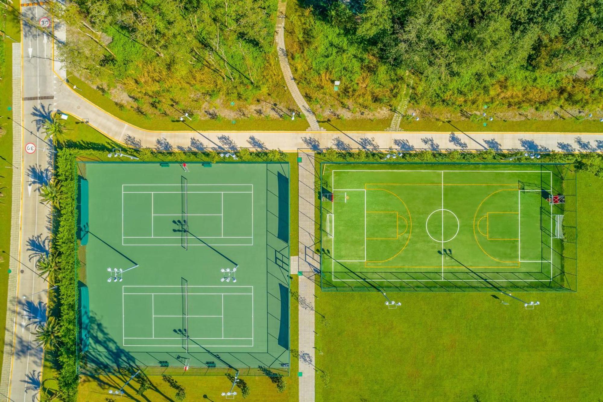Paragraph Resort & Spa Shekvetili, Autograph Collection Extérieur photo Tennis and football fields